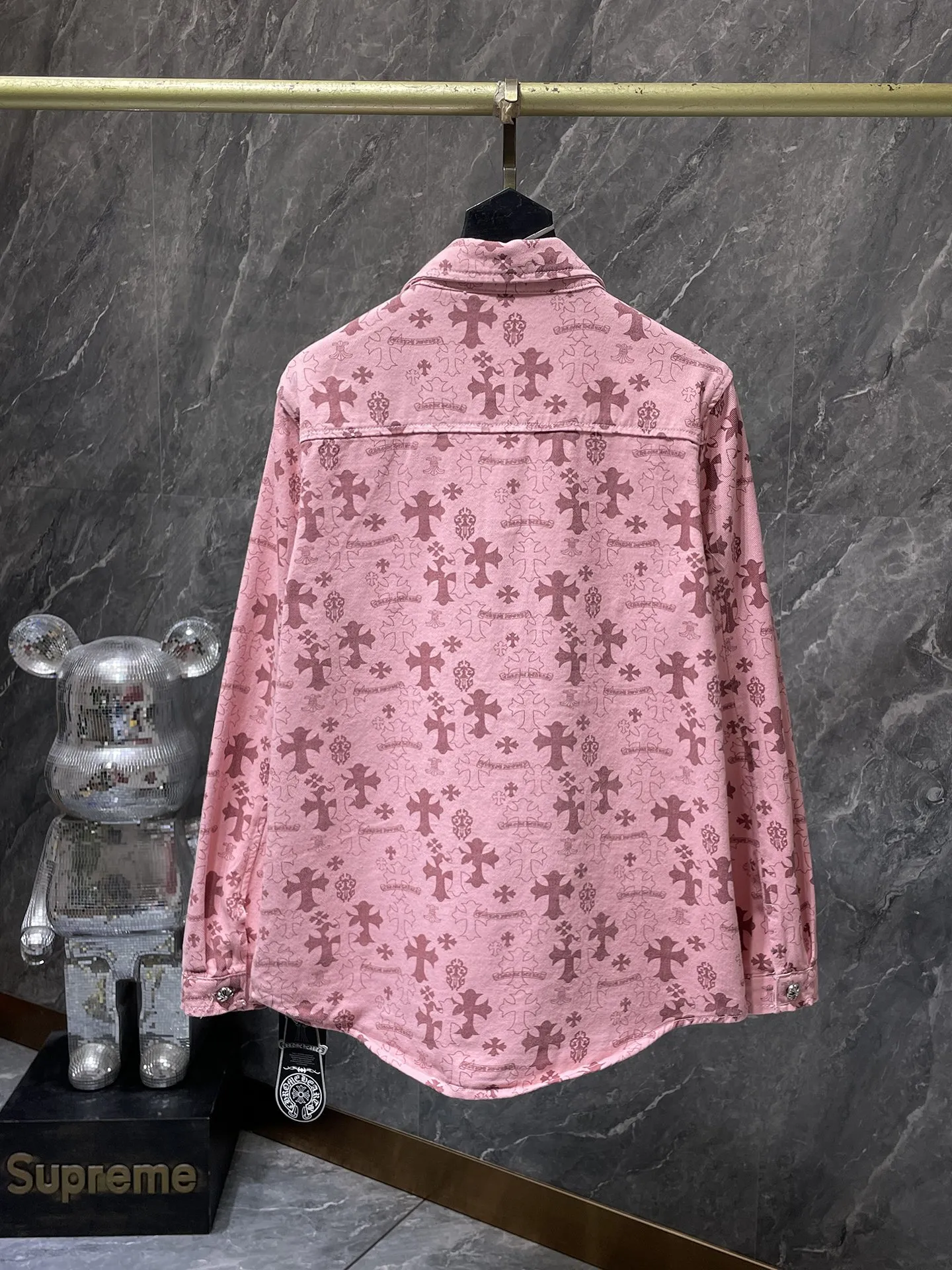 P276 Chrome Hearts🍁Shirt Series🍁 Classic cross-printed denim shirt jacket. Exclusively custom-woven and dyed. 100% pure cotton. High-gram weight denim all-printed fabric. High-tech washing! Original hardware mold opening!  ⭐Original version ⭐Can be worn with denim in all seasons 🌈Recommended colors: custom washed denim blue, denim pink 🌈Code numbers: S, M, L, XL